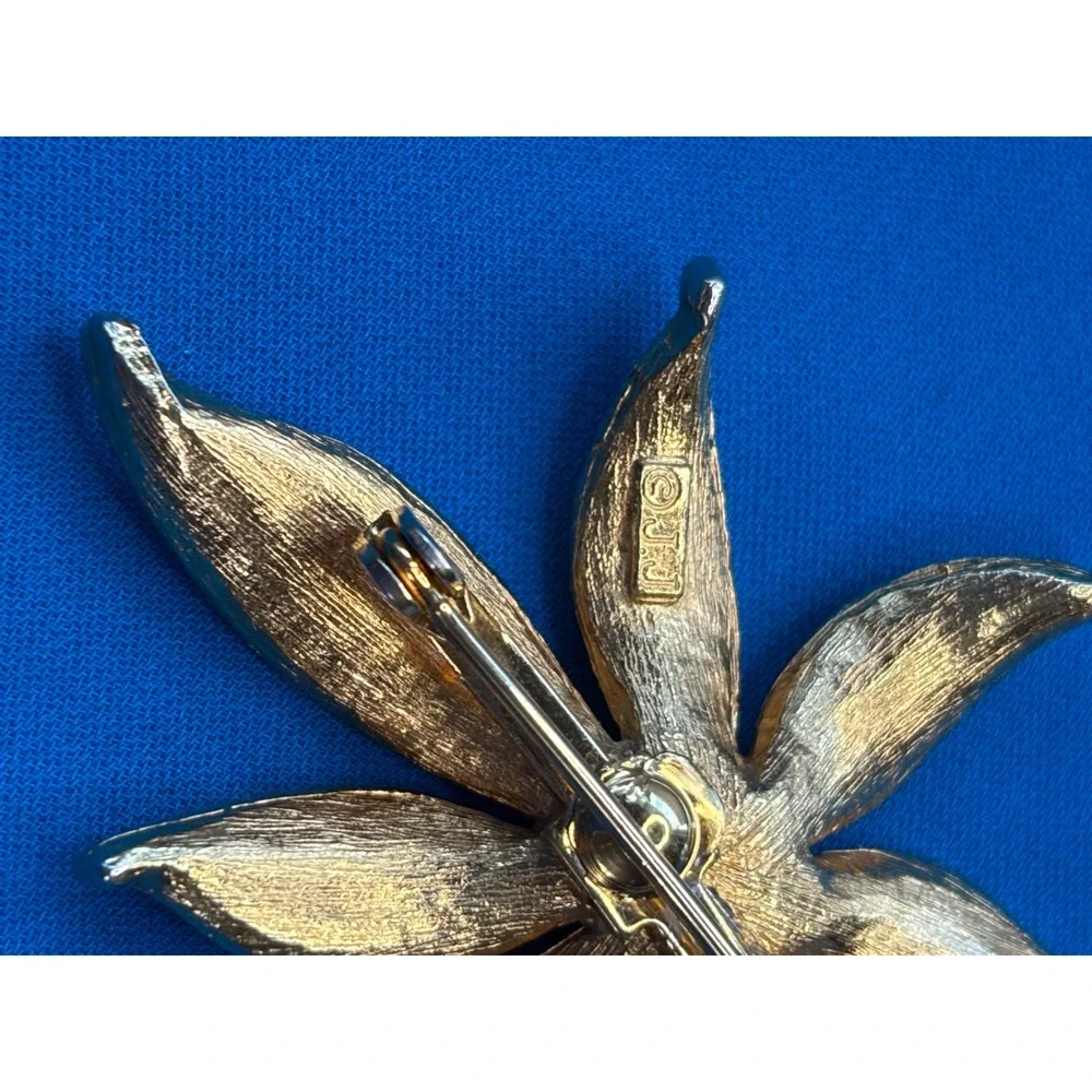 JJ Jonette Vintage White Enamel Gold Tone Leaf Brooch Pin Textured Botanical 70s